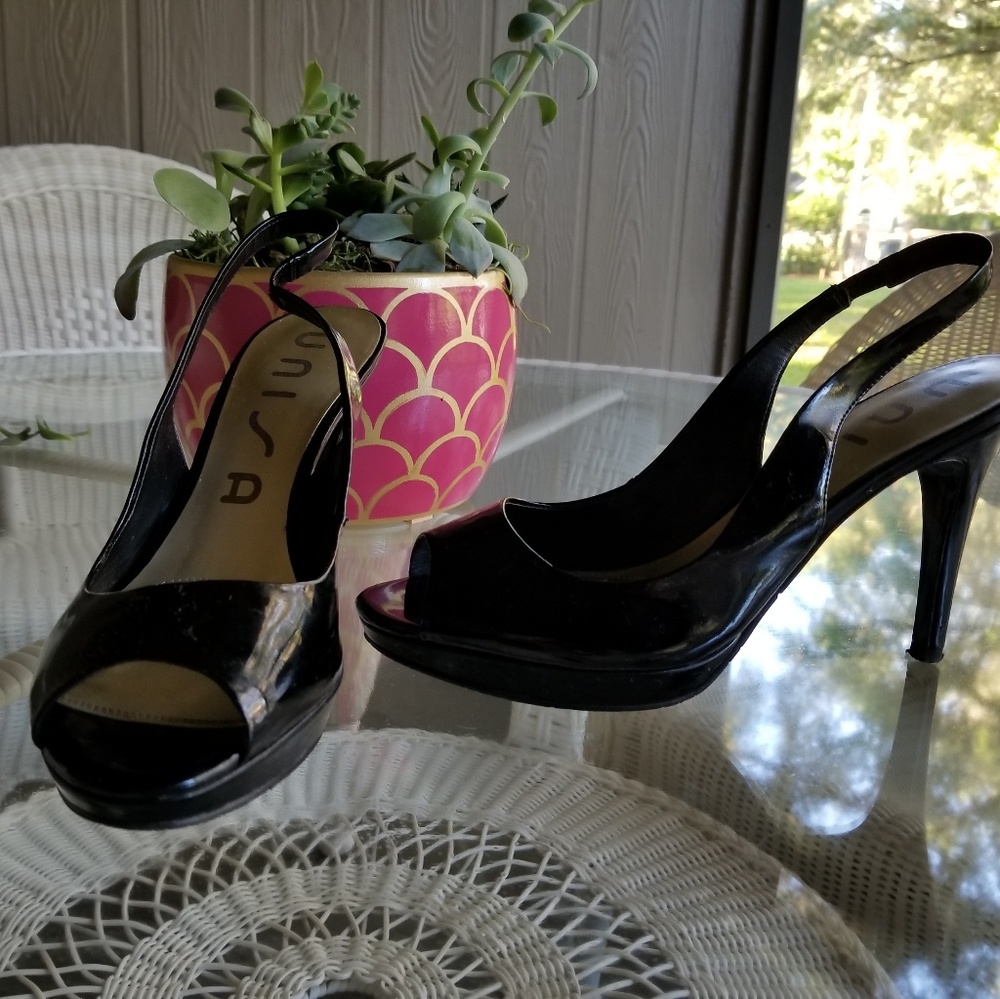 Black slingback pumps in great condition